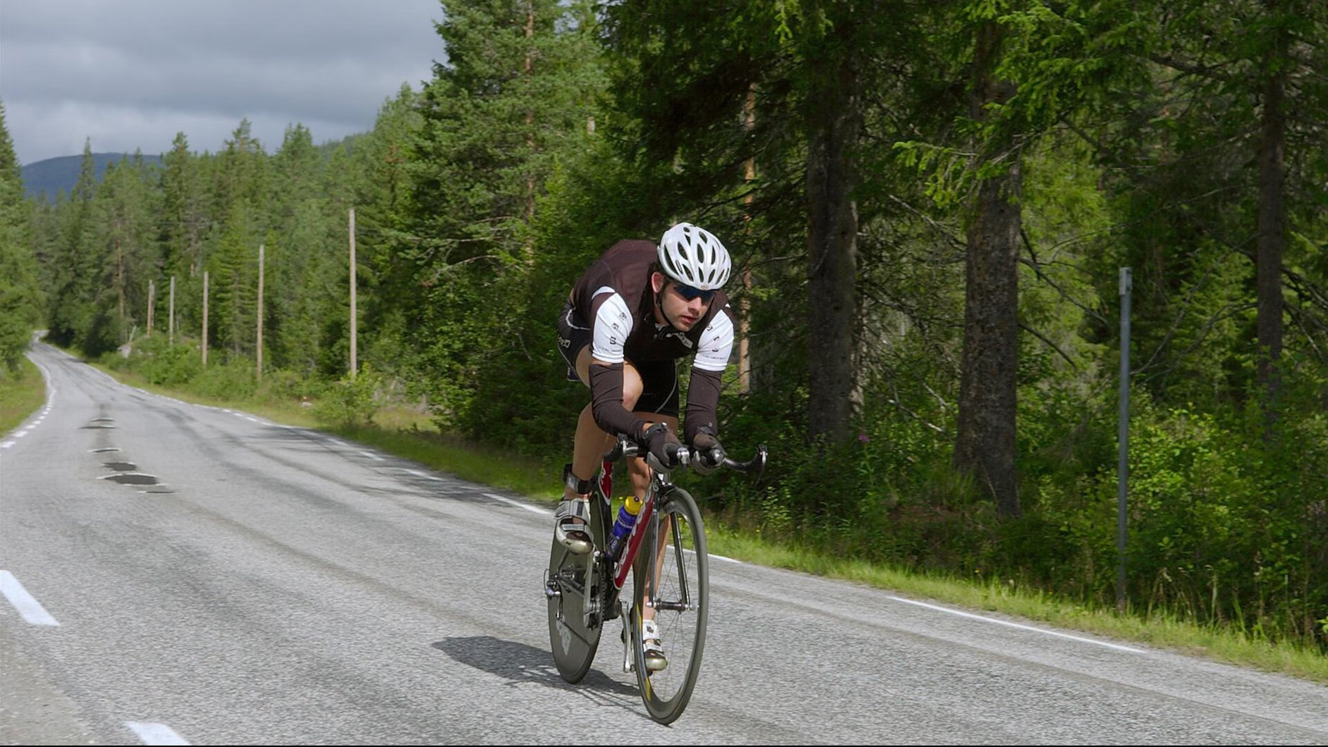 “天气考验:暴雨、雪雾的极端挑战”,天气预报的暴雨